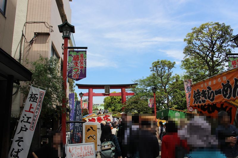 にぎわう亀戸天神社の参道