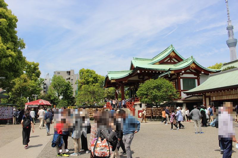亀戸天神社の境内と東京スカイツリー