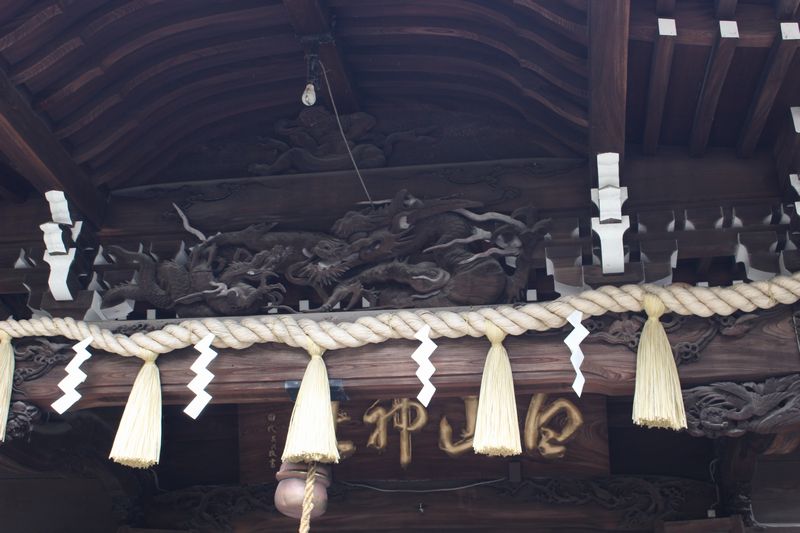 社殿のしめ縄と龍の彫り物