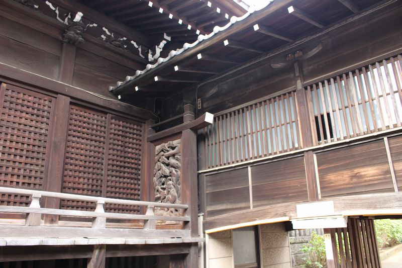 社殿と社務所の間の渡り廊下