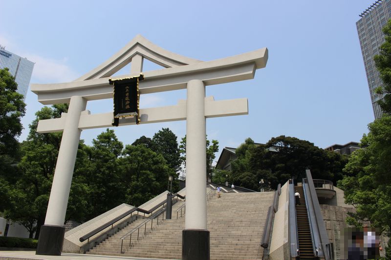 日枝神社裏参道の大鳥居とエスカレーター