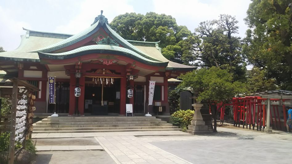 品川神社の社殿と阿那稲荷神社(上社)の鳥居