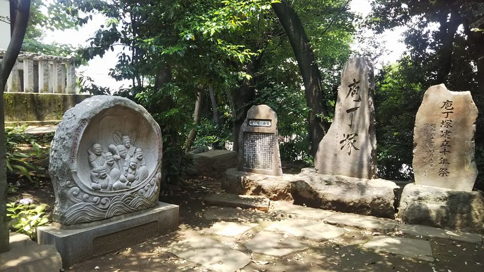 包丁塚と七福神の石像