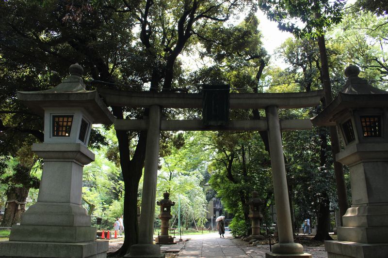 赤坂氷川神社の鳥居と境内